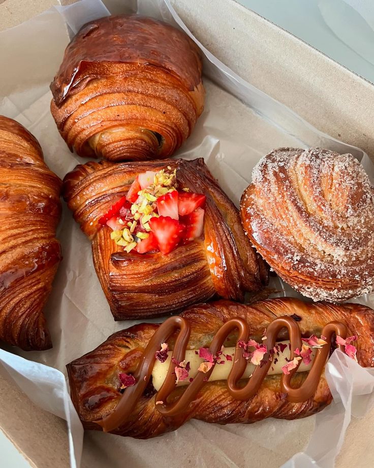 Más Allá del Desayuno: Cómo los Rolls y Croissants se Convierten en tu Lujoso Snack Saludable